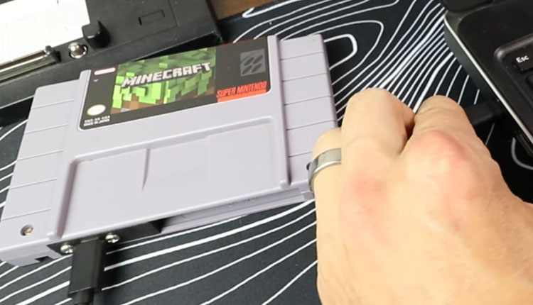 un SSD portable avec une cartouche SNES