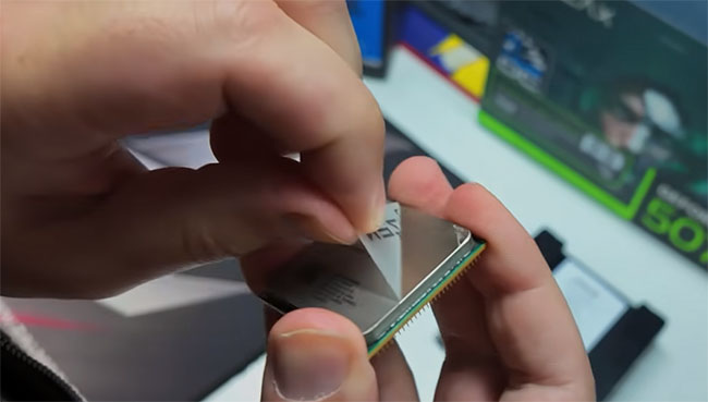 Attention : de faux processeurs Ryzen 7 9800X3D circulent... | Bhmag  Attention : de faux processeurs Ryzen 7 9800X3D circulent...