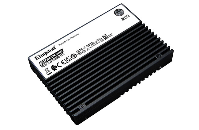 Kingston PCIe NVMe SSD with a black ribbed heatsink for high-speed storage En pleine période de crise, Kingston degaine un SSD de 30 To