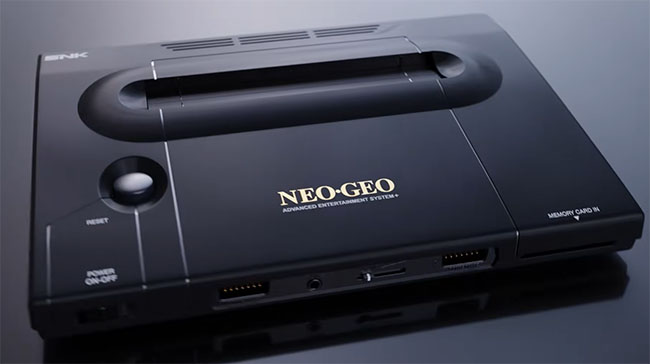 Classic SNK Neo Geo home video game console with cartridge slot on top and gold Neo Geo logo visible on the lid. La Neo Geo fait le buzz et cartonne 35 ans après sa sortie