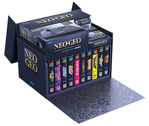 Open display box of Neo Geo video game cartridges with colorful game spine labels visible inside. La Neo Geo fait le buzz et cartonne 35 ans après sa sortie