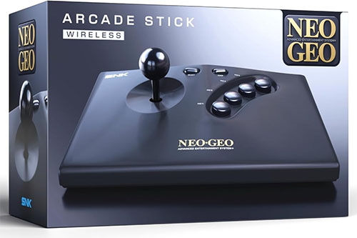 Neo Geo Arcade Stick Wireless controller on its packaging box: a black arcade-style joystick with buttons, branded Neo Geo on the case. La Neo Geo fait le buzz et cartonne 35 ans après sa sortie