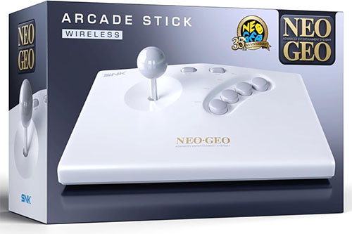 White Neo Geo arcade stick controller with joystick and 8 buttons, wireless, resting on its box labeled Arcade Stick Wireless Neo Geo La Neo Geo fait le buzz et cartonne 35 ans après sa sortie