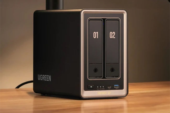 UGREEN dual-bay external hard drive enclosure on a wooden desk, front panel shows drive bays 01 and 02. UGREEN lance deux nouveaux NAS : DXP2800 GT et DXP4800 GT