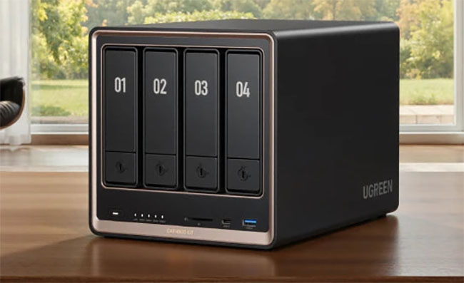 Four-slot external hard drive dock on a wooden desk, labeled 01–04, with USB ports and UGREEN branding visible. UGREEN lance deux nouveaux NAS : DXP2800 GT et DXP4800 GT